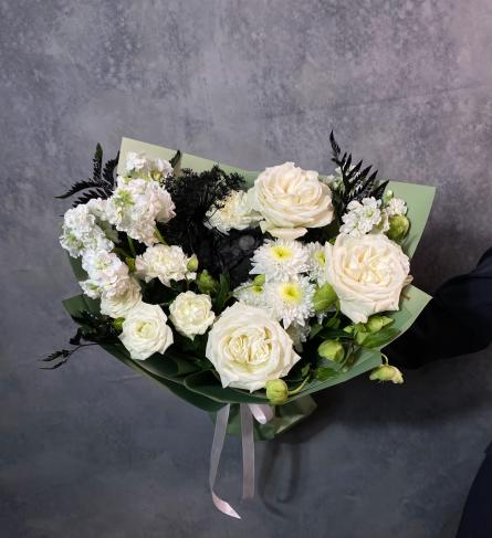 Букет цветов  из роз, гортензии и роз "Шанель"