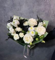 Букет цветов  из роз, гортензии и роз "Шанель"