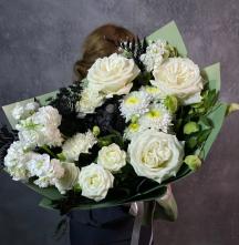 Букет цветов  из роз, гортензии и роз "Шанель"