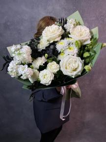 Букет цветов  из роз, гортензии и роз "Шанель"