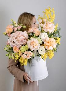 Коробка с цветами из роз, гортензии, ранункулюсов