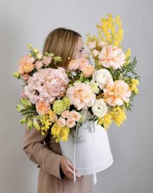 Коробка с цветами из роз, гортензии, ранункулюсов