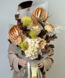 Букет с антуриумом, гортензией и герберой 0165