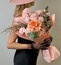 Букет с розой и гортензией 0200