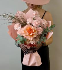 Букет с розой и гортензией 0200