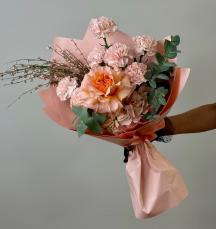 Букет с розой и гортензией 0200