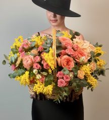 Корзина с цветами "Мимоза и нежность"