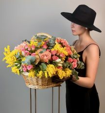 Корзина с цветами "Мимоза и нежность"