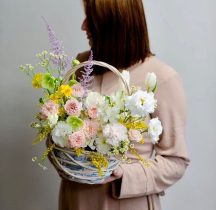 Корзина с цветами "Весенние мотивы"