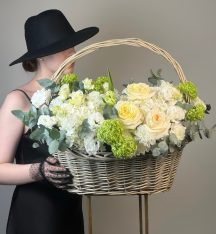 Корзина с цветами "Нежность утренней росы"