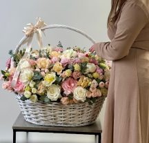 Корзина c цветами "Нежный шепот цветов"
