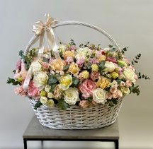 Корзина c цветами "Нежный шепот цветов"