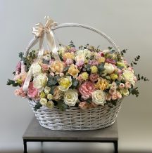 Корзина c цветами "Нежный шепот цветов"