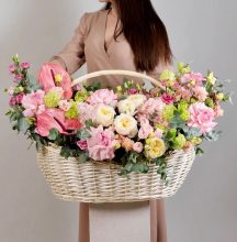 Корзина с цветами "Акварельные  мечты"